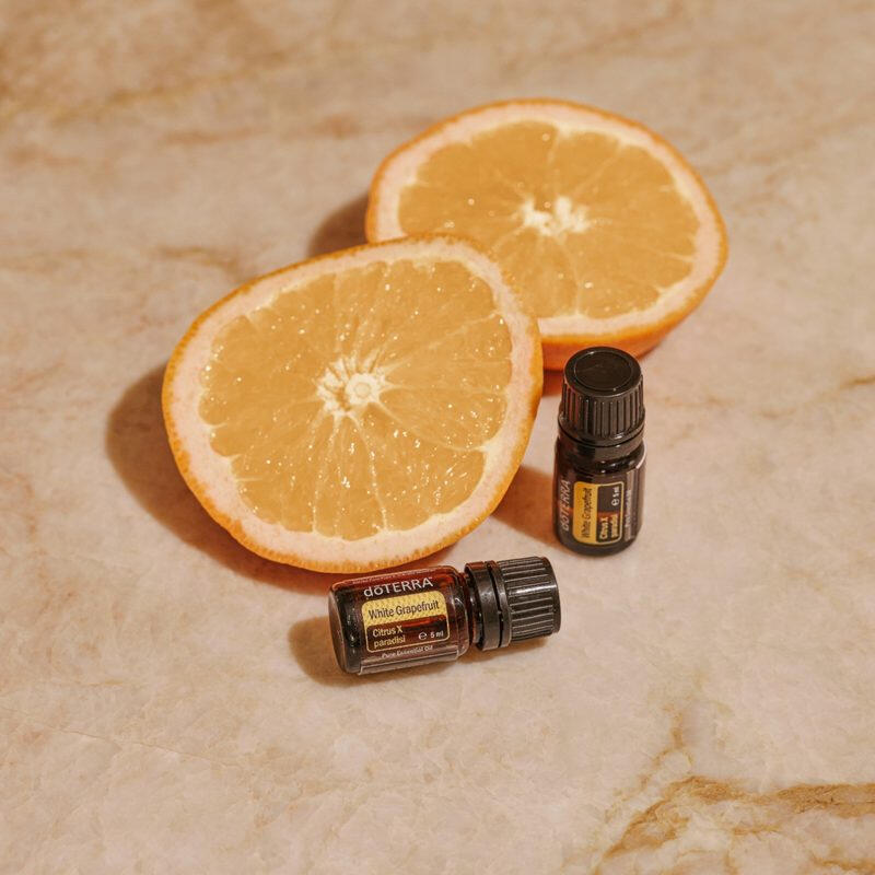 Picture of 5ml do Terra wild orange on fresh orange slices.